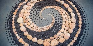 Artist Arranges Stones In Stunning Patterns On The Beach, Finds It Very Therapeutic