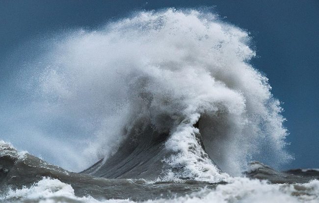 Photographer Captures Powerful Waves On Lake Erie As Liquid Mountains ...