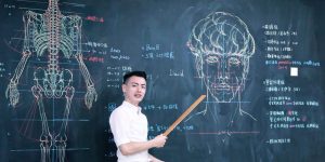 Taiwanese Teacher Uses His Awesome Drawings Skills On The Chalkboard To Teach His Students Anatomy