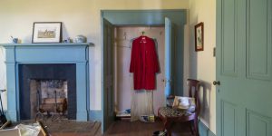 Photographer Discovered An Abandoned Doctor’s House Filled With Creepy Things