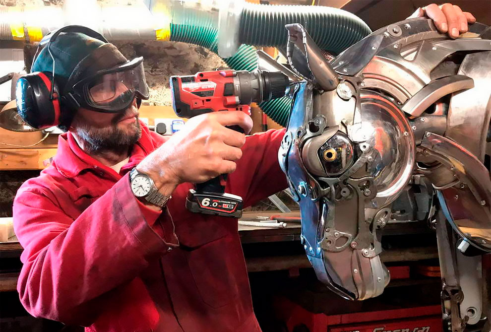 Ptolemy Elrington Recycles Old Hubcaps Into Amazing Animal Sculptures 