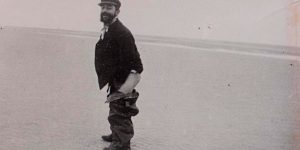 In 1898, Revolutionary French Artist Toulouse-Letrec Went To The Toilet On A Beach, His Friend Took These Photographs