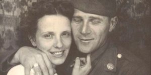 The Mysterious Woman Who Ticking Military Men Under Their Chins While Taking Pictures in the Photo Booth in the 1940s
