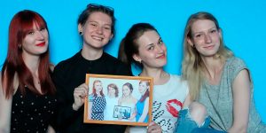 Four Girls Have Been Taking Their Group Photos For 7 Years