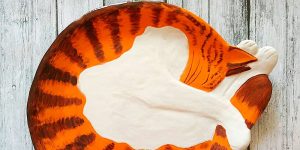 No Cat Lover Will Be Able To Resist These Cozy Curled-Up Cats As Decorative Ceramic Plates