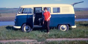Cool Vintage Photos Capture People Posing With Volkswagens in the 1960s and ’70s