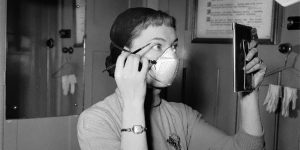 Vintage Photos Capture People Wearing Masks During the Great Smog in the 1950s