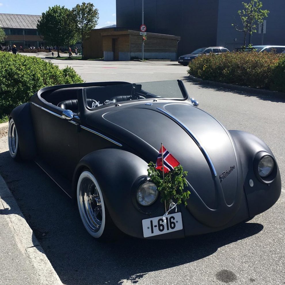 This Guy Transformed A 1961 VW Beetle Deluxe Into A Black Matte ...