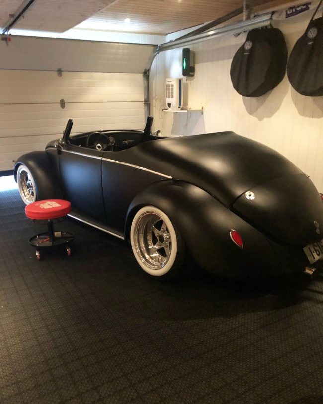 This Guy Transformed A 1961 VW Beetle Deluxe Into A Black Matte ...