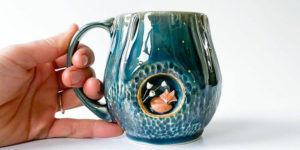 This Artist Creates Mesmerizing Mugs With Tiny Animals 'Living' In Them, And Her Instagram Followers Love It