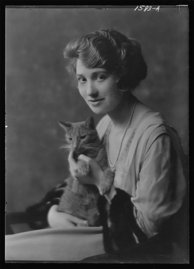Arnold Genthe’s Cats : Women Posing With ‘Buzzer’ From A Century Ago ...