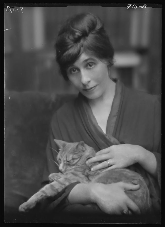 Arnold Genthe’s Cats : Women Posing With ‘Buzzer’ From A Century Ago ...