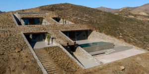 Check Out this Ambitious House Built Into a Cliffside in Greece