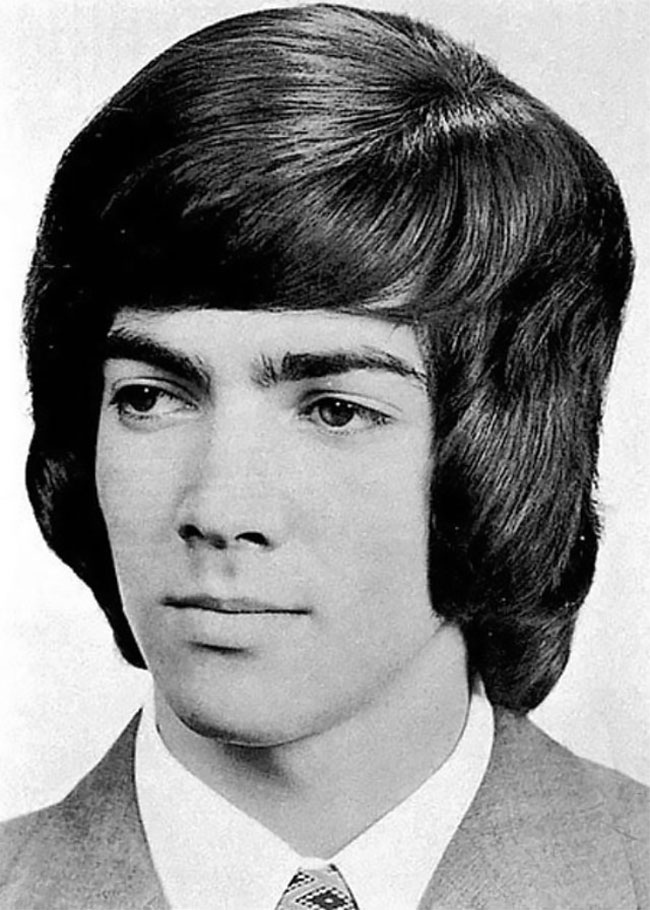Мужчины 70 х годов. Мужская прическа 70х в Америке. Мужские причёски 70-х годов. Мужские стрижки 70-х.