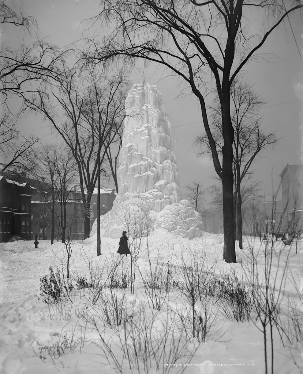 Amazing Vintage Photographs of Fountain of Ice on Washington Boulevard in  Detroit From the Early 20th Century » Design You Trust