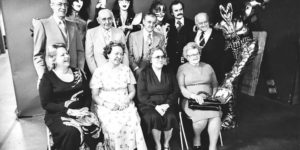 Heartwarming Photos of KISS Posing with Their Parents in 1977
