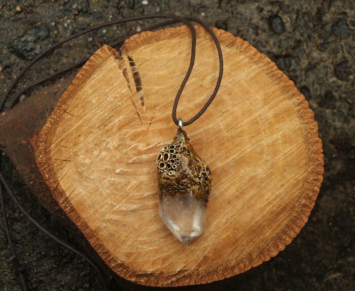 QuartzNecklace2_view2-62169a70a7d14__700