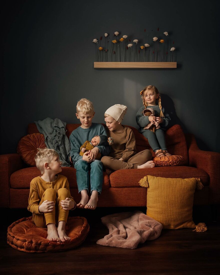 This-mom-turns-her-family-photos-into-real-works-of-art-6229b89d42108__880