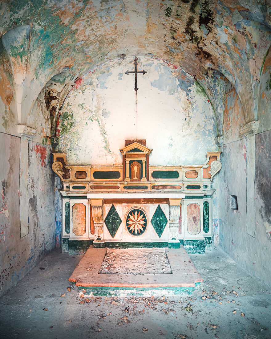 100-Photos-Show-the-Decline-of-the-Church-in-Italy-6241b40def1f3__880