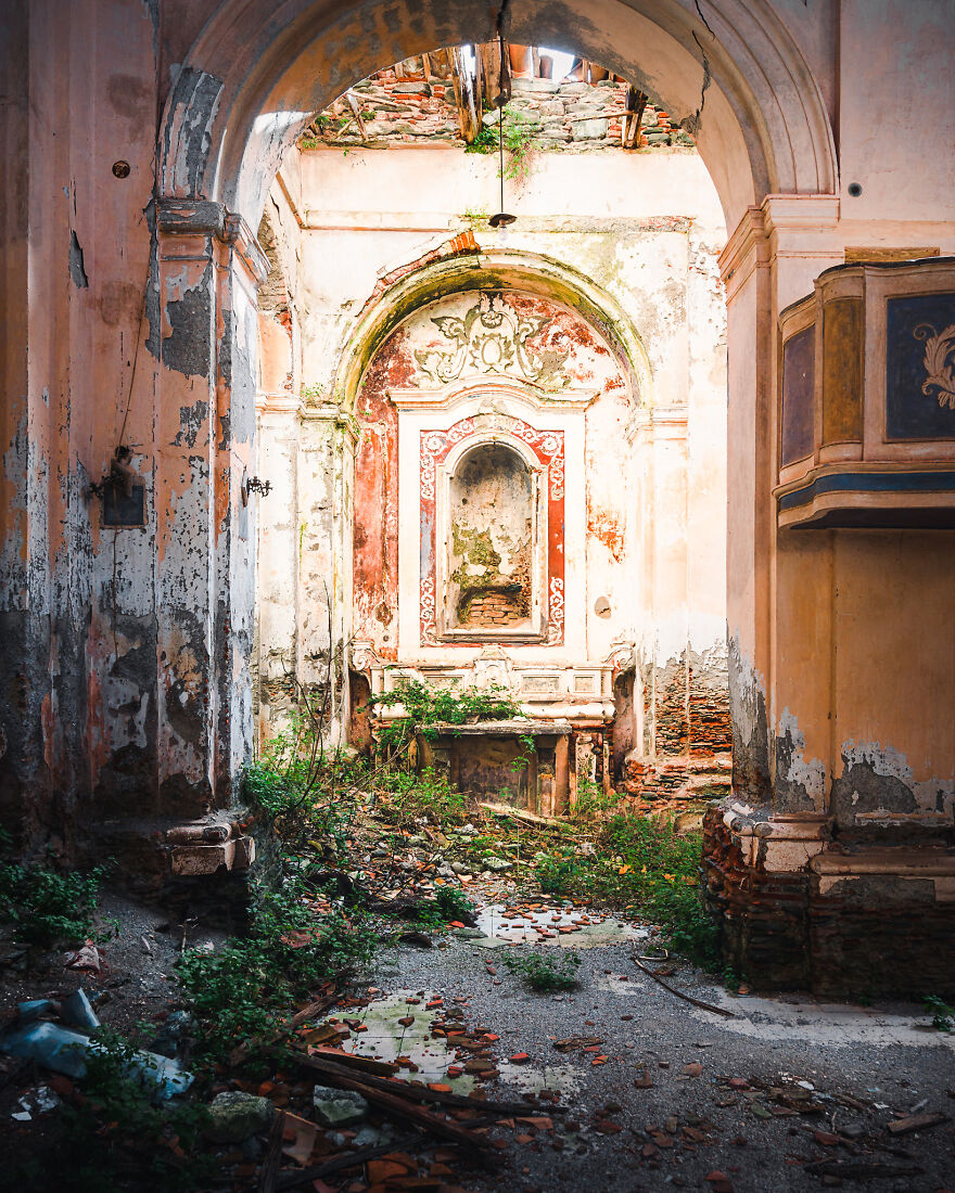 100-Photos-Show-the-Decline-of-the-Church-in-Italy-6241b41625b2b__880