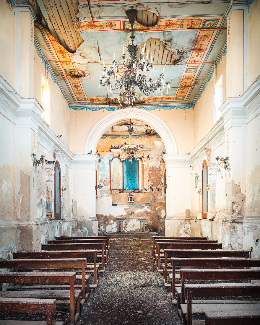 100-Photos-Show-the-Decline-of-the-Church-in-Italy-6241b443d8ccc__880