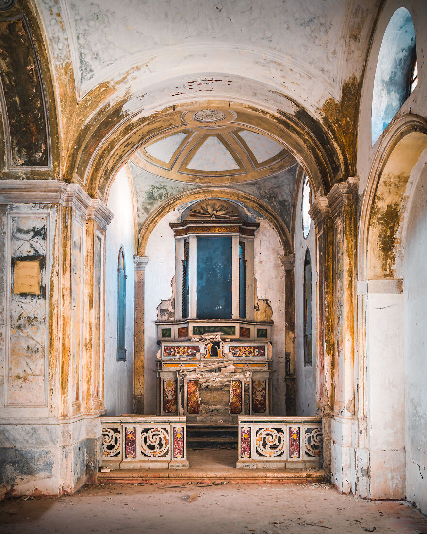 100-Photos-Show-the-Decline-of-the-Church-in-Italy-6241b46103ea6__880