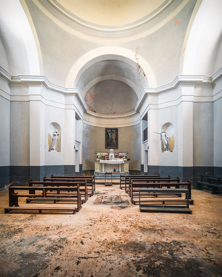 100-Photos-Show-the-Decline-of-the-Church-in-Italy-6241b490c072e__880