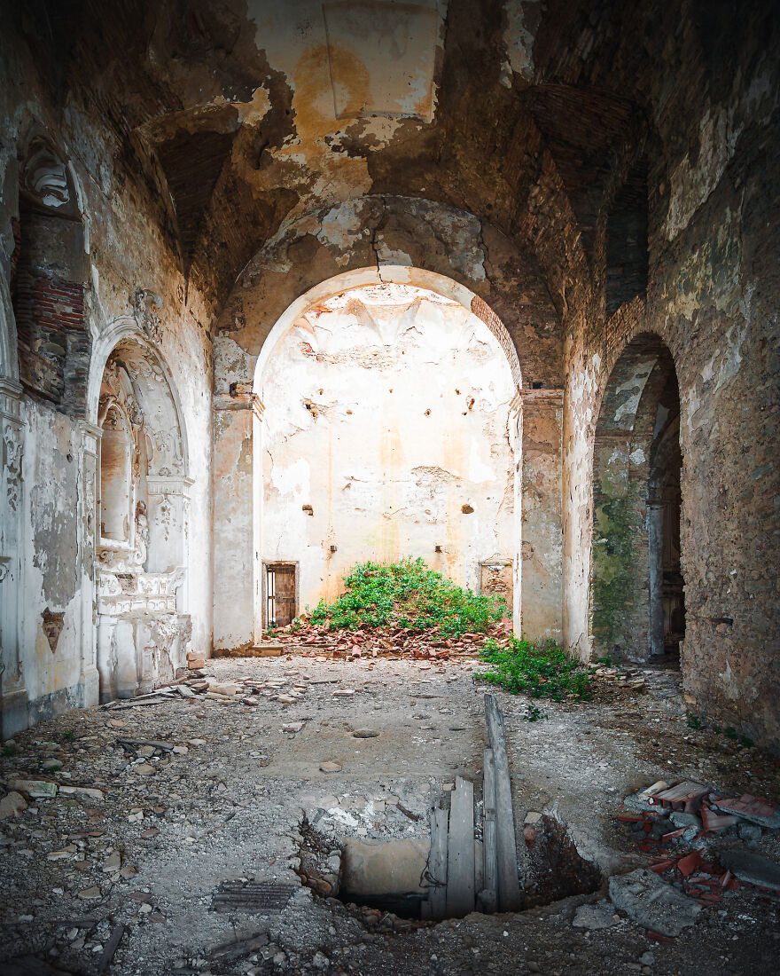 100-Photos-Show-the-Decline-of-the-Church-in-Italy-6256ae947bdfa__880