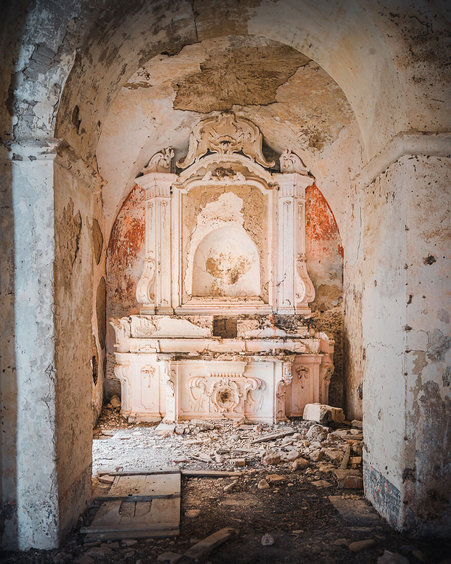 100-Photos-Show-the-Decline-of-the-Church-in-Italy-6256ae975414d__880