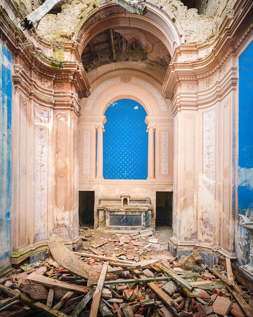 100-Photos-Show-the-Decline-of-the-Church-in-Italy-6256aea2e1c7b__880