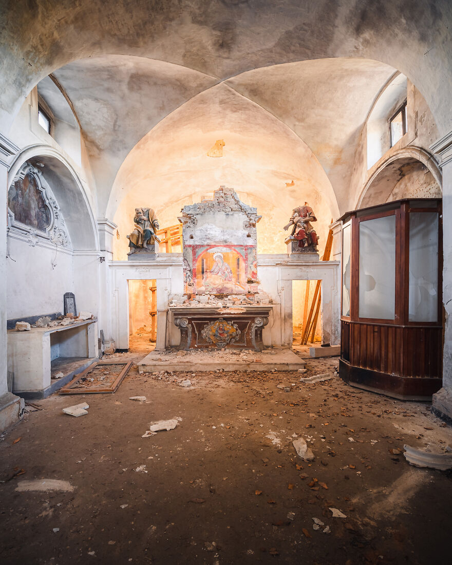 100-Photos-Show-the-Decline-of-the-Church-in-Italy-6256aeaa805c9__880