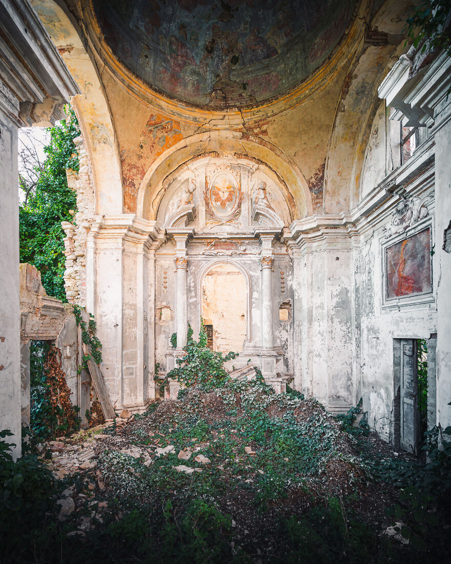 100-Photos-Show-the-Decline-of-the-Church-in-Italy-6256aeb32d455__880