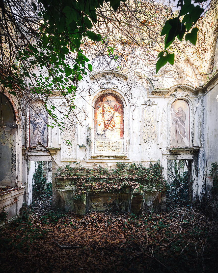 100-Photos-Show-the-Decline-of-the-Church-in-Italy-6256aeb5ef563__880