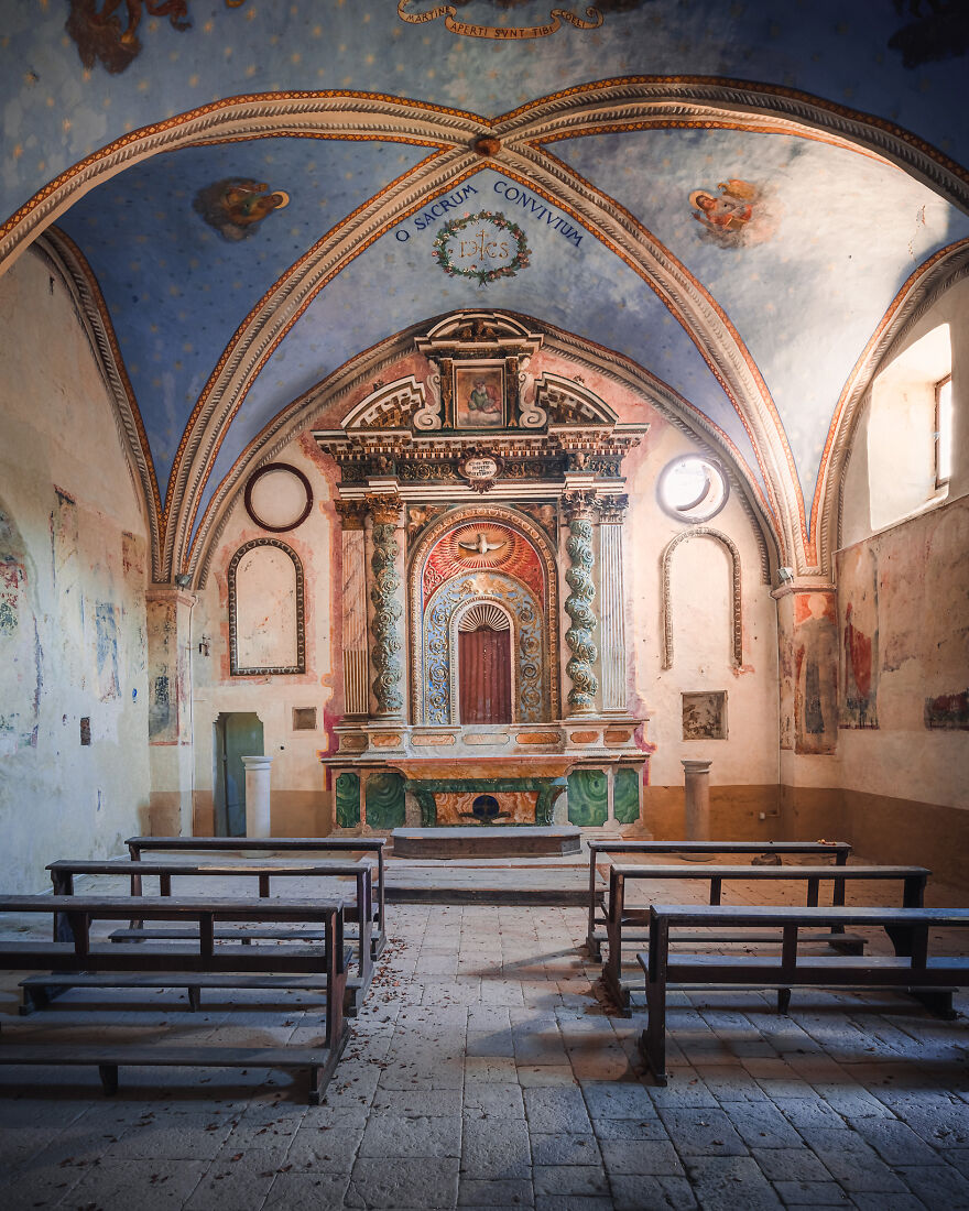 100-Photos-Show-the-Decline-of-the-Church-in-Italy-6256aebad5728__880
