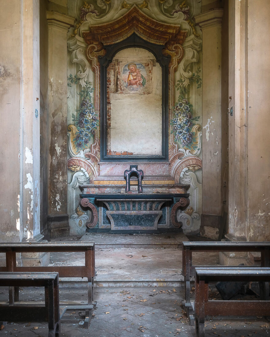 100-Photos-Show-the-Decline-of-the-Church-in-Italy-6256aec673c0f__880