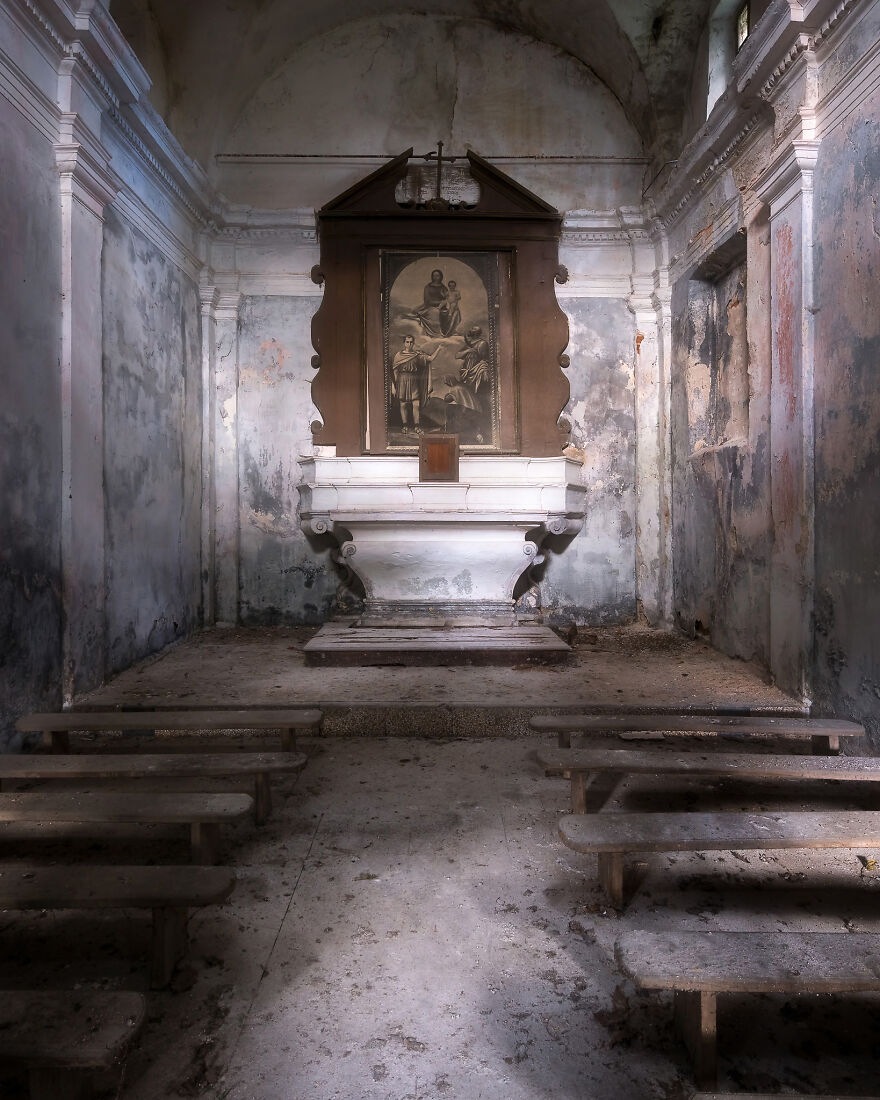 100-Photos-Show-the-Decline-of-the-Church-in-Italy-6256aec95f913__880