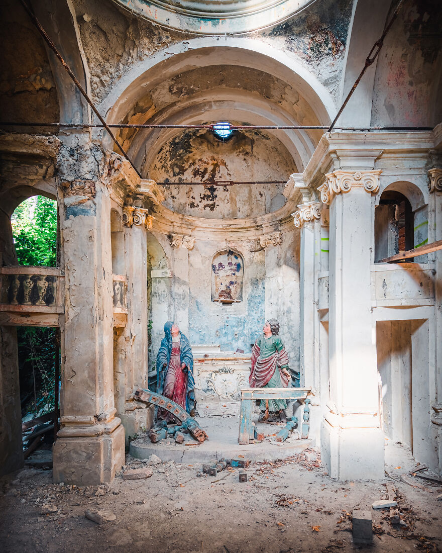 100-Photos-Show-the-Decline-of-the-Church-in-Italy-6256aed39d72c__880