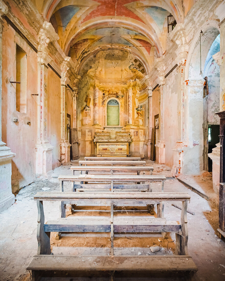 100-Photos-Show-the-Decline-of-the-Church-in-Italy-6256aedf3e296__880