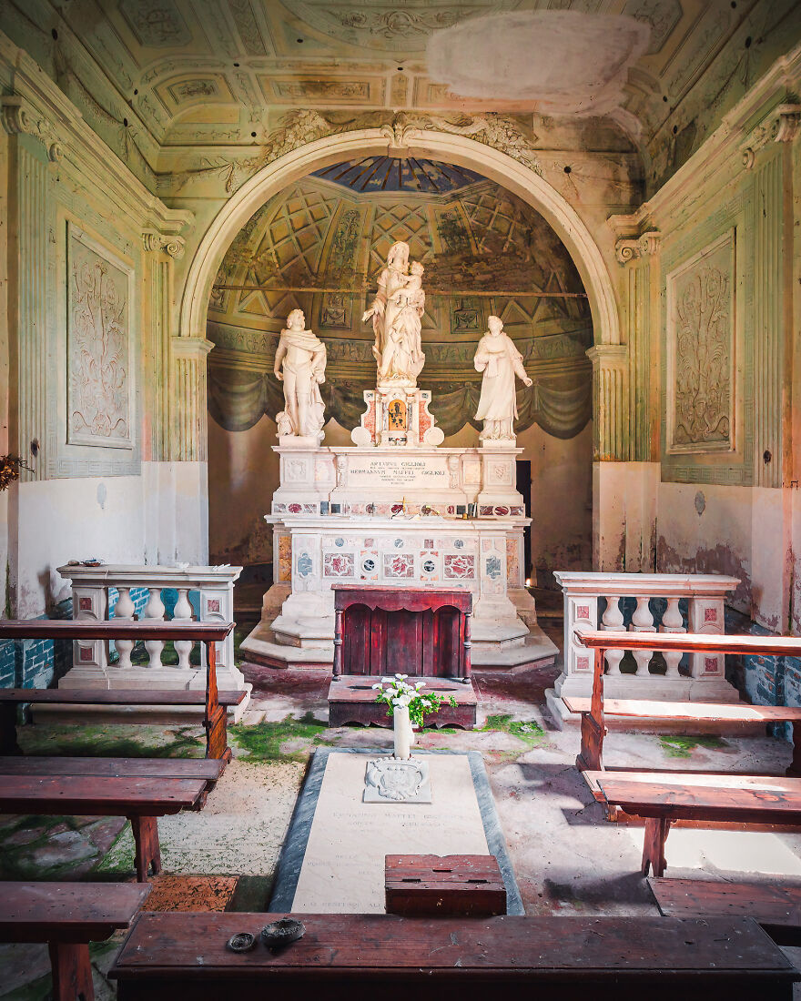 100-Photos-Show-the-Decline-of-the-Church-in-Italy-6256aee9ea6d7__880