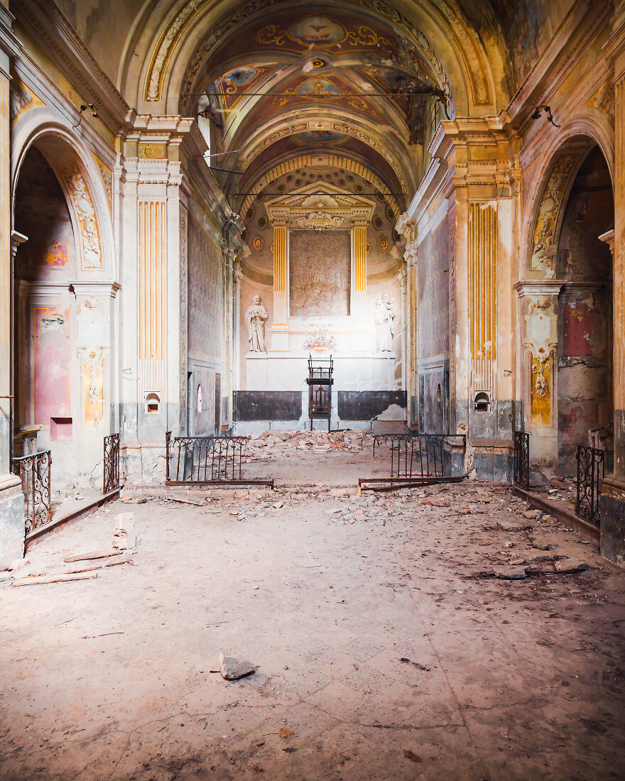 100-Photos-Show-the-Decline-of-the-Church-in-Italy-6256aeeca14cf__880