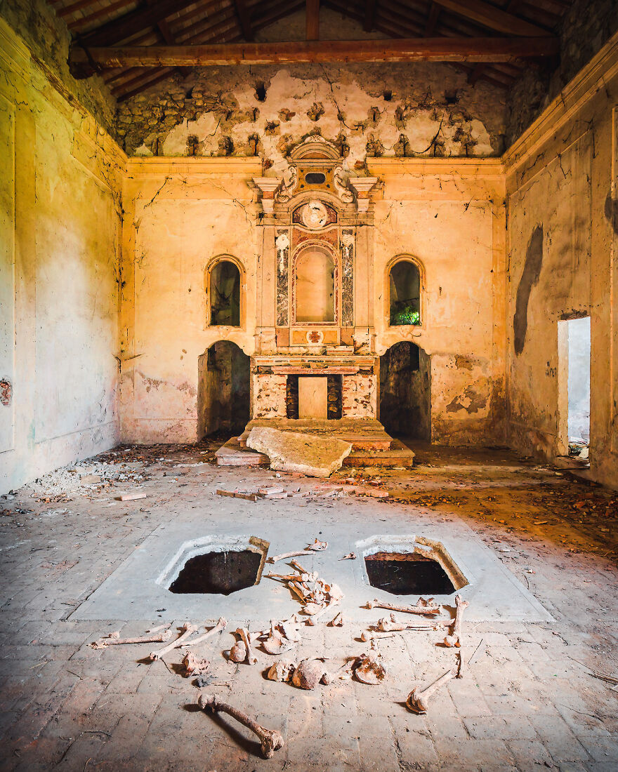 100-Photos-Show-the-Decline-of-the-Church-in-Italy-6256aeef7ad13__880