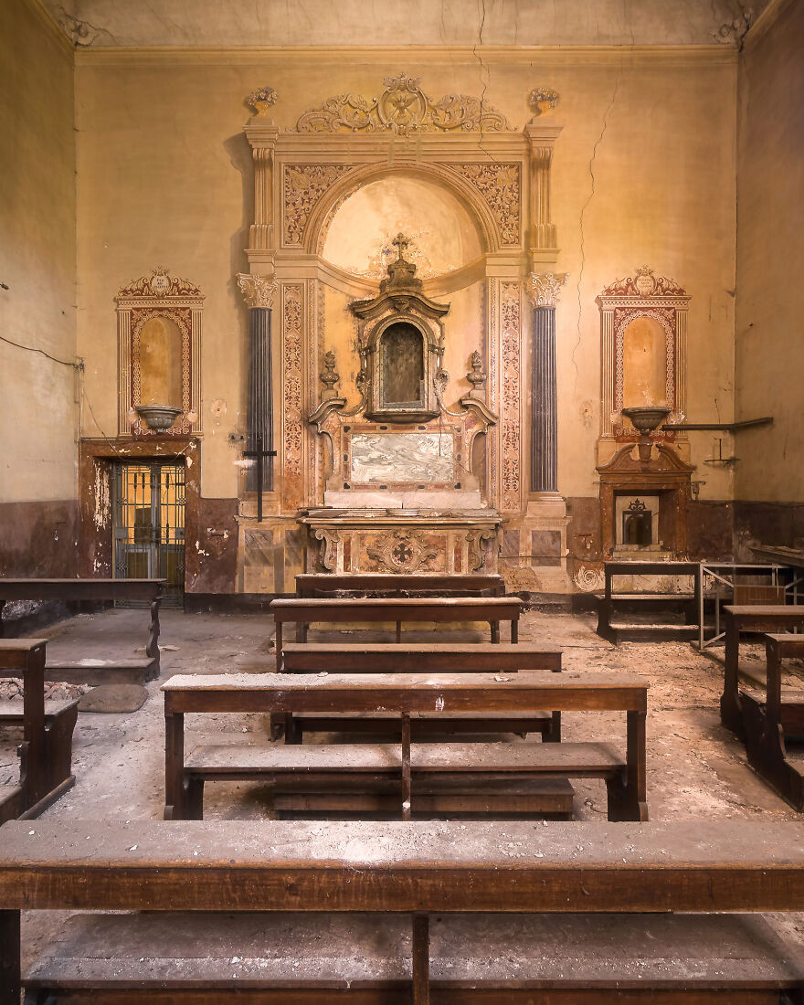 100-Photos-Show-the-Decline-of-the-Church-in-Italy-6256aef23a9a0__880