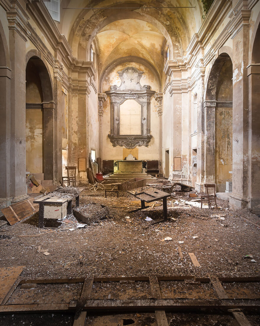 100-Photos-Show-the-Decline-of-the-Church-in-Italy-6256aef75c83b__880