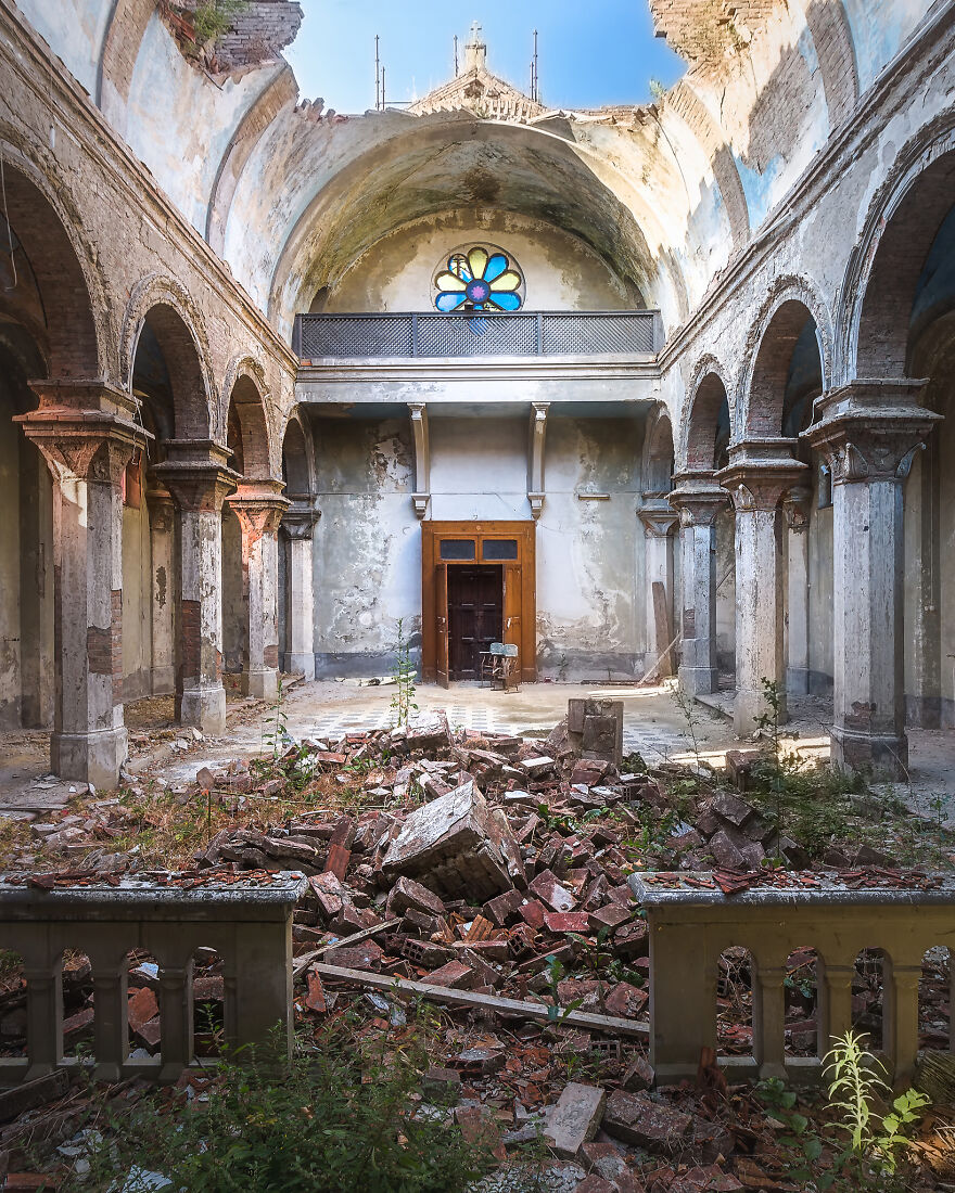 100-Photos-Show-the-Decline-of-the-Church-in-Italy-6256af01b69f4__880