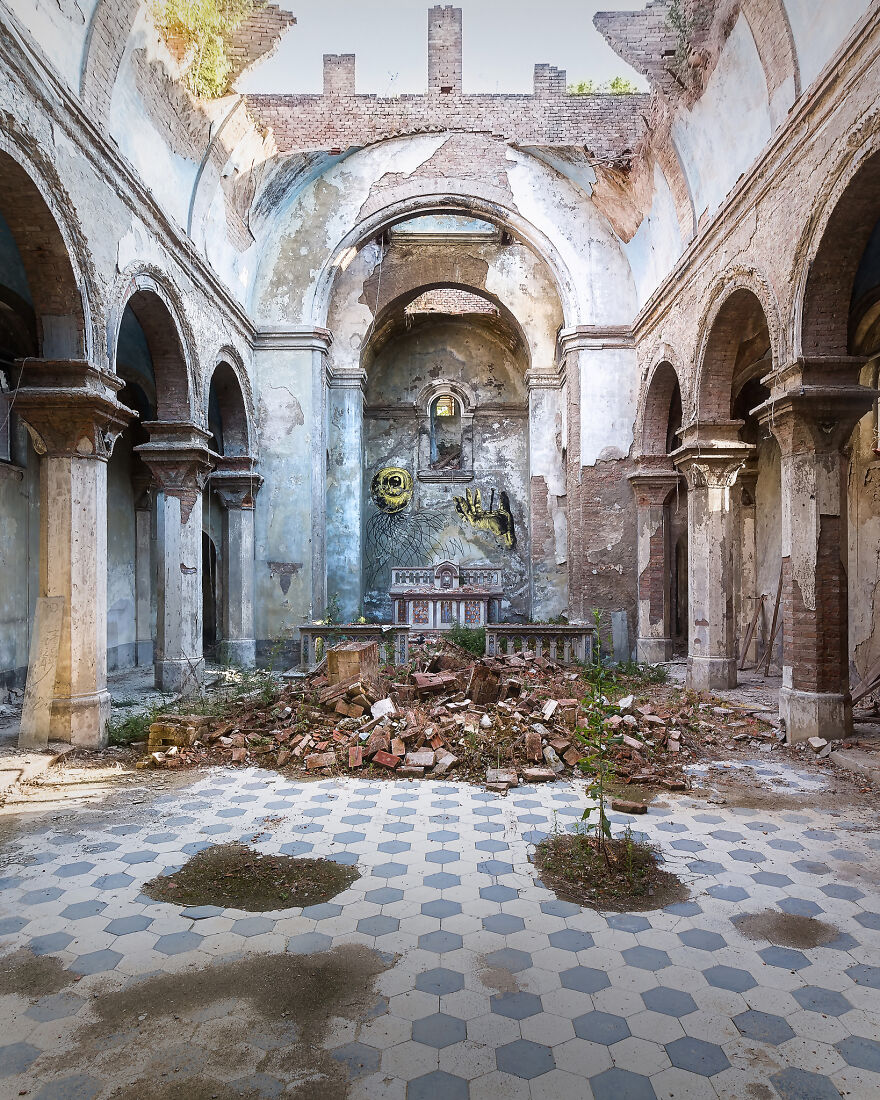 100-Photos-Show-the-Decline-of-the-Church-in-Italy-6256af047cd9a__880