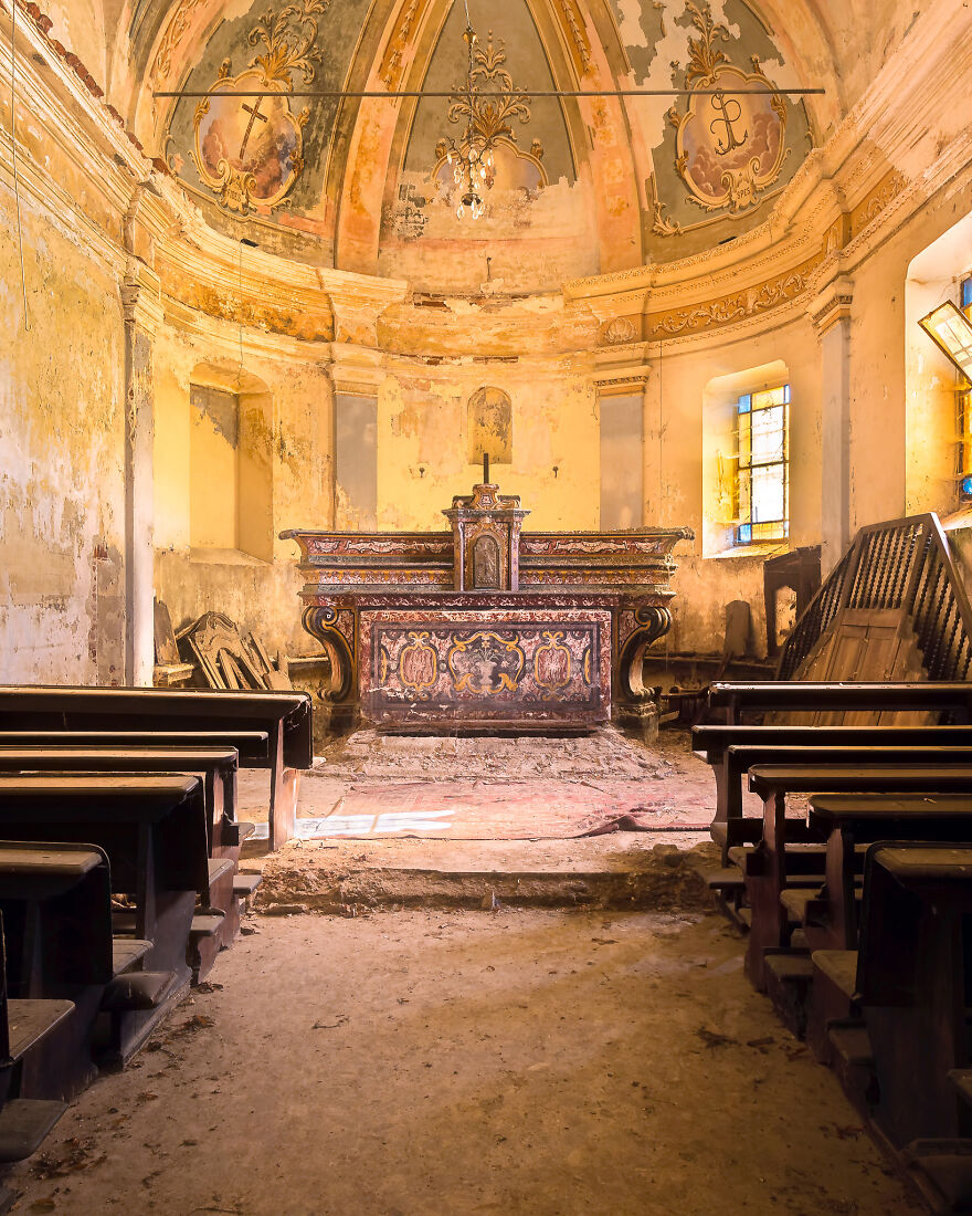100-Photos-Show-the-Decline-of-the-Church-in-Italy-6256af0cb4cdd__880