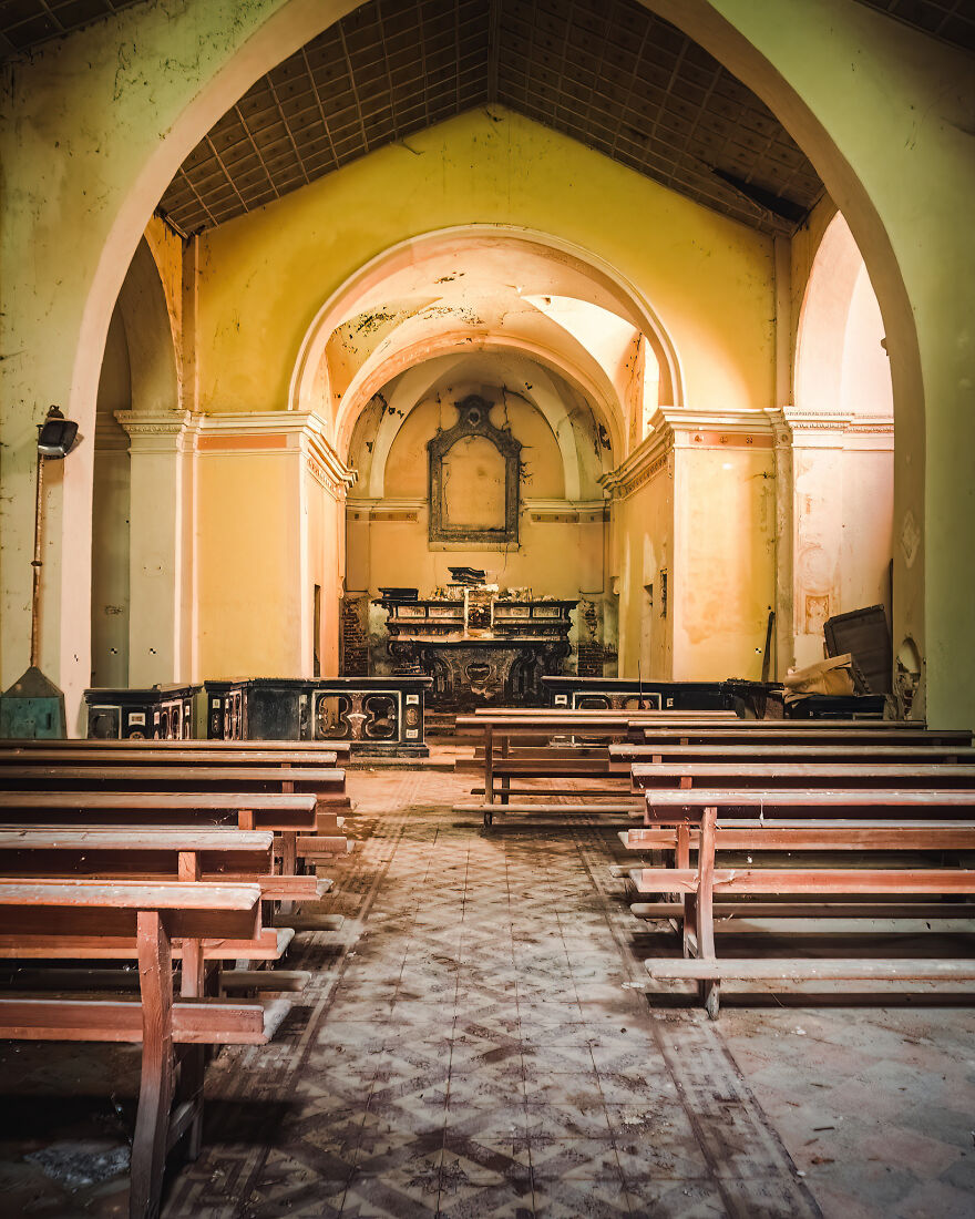 100-Photos-Show-the-Decline-of-the-Church-in-Italy-6256af0f7f928__880