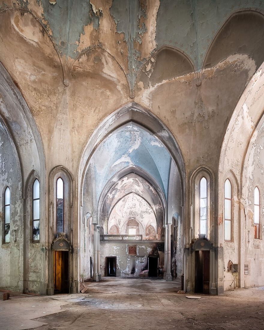 100-Photos-Show-the-Decline-of-the-Church-in-Italy-6256af11ecc6d__880