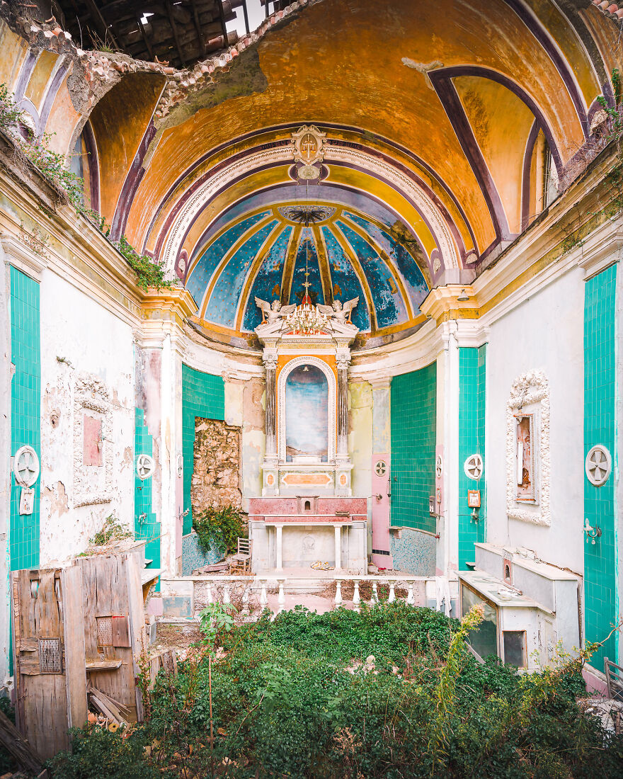 100-Photos-Show-the-Decline-of-the-Church-in-Italy-6256af1516311__880