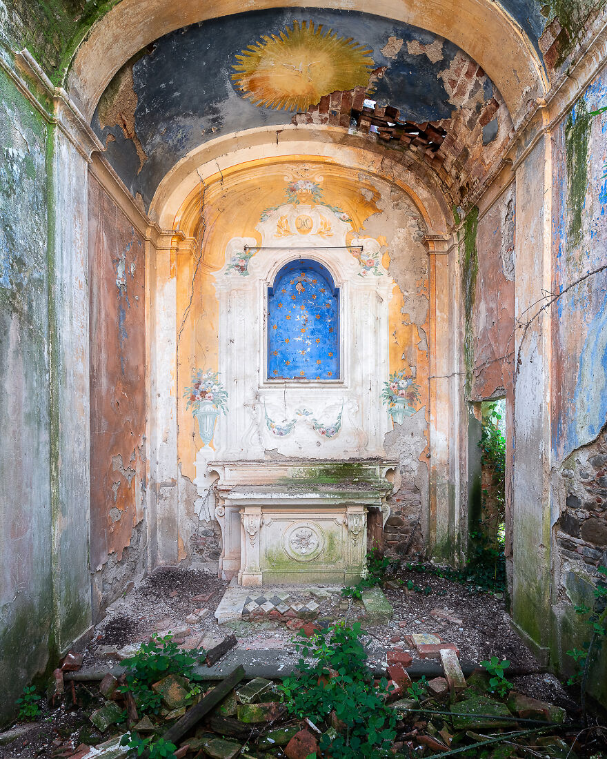 100-Photos-Show-the-Decline-of-the-Church-in-Italy-6256af1b1b615__880